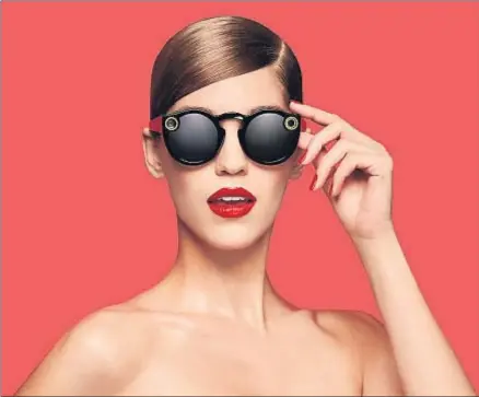  ?? HO / AFP ?? Las gafas de Snapchat permitirán mandar los vídeos directamen­te a la aplicación mediante wifi y bluetooth