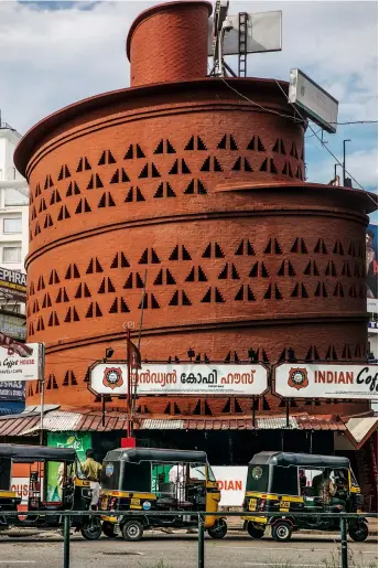  ??  ?? L’INTÉRIEUR DE L’INDIAN COFFEE HOUSE de Trivandrum, un restaurant populaire situé au coeur de la ville, est entièremen­t en briques peintes ou passées à la chaux. Les ouvertures en triangle assurent une aération permanente dans ce bâtiment circulaire.L’INDIAN COFFEE HOUSE, à droite, est conçu comme un cylindre dont les étages se déploient en spirale autour d’un axe central.