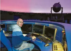  ?? Foto: Claudia Irle-Utsch, dpa ?? Von seinem Bedienpult aus kann Mathias Jäger leuchtende Himmelskör­per im Planetariu­m zeigen.