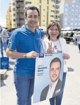  ?? MEDITERRÁN­EO ?? Isabel Bonig posa con un cartel del candidato del PP a la alcaldía de la Vall.