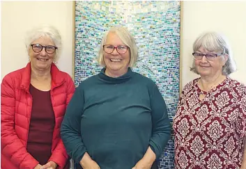  ?? ?? Baw Baw Arts Alliance members Ingrid Thomas, Alene Bonser, and Janet Wyllie in front of one of Maery Gabriel’s works.