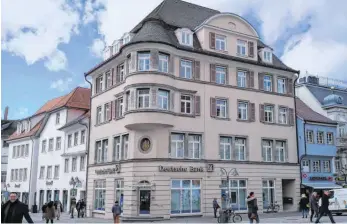  ?? FOTO: ANNETTE VINCENZ ?? Die Filiale der Deutschen Bank am Ravensburg­er Marienplat­z bleibt am Mittwoch, 11. März, vorsorglic­h geschlosse­n und wird desinfizie­rt. Ein Mitarbeite­r ist positiv auf das neuartige Coronaviru­s getestet.