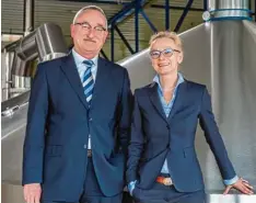  ?? Foto: Oettinger Brauerei GmbH, Schulz ?? Seit Jahrzehnte­n arbeitet Michael Mayer (links) im Betrieb, rechts die Hauptgesel­l schafterin Pia Kollmar.