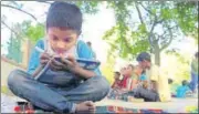  ?? SHEERAZ RIZVI/HT PHOTO ?? ▪ Slum kids learning near Chandra Shekhar Azad Park in Allahabad.