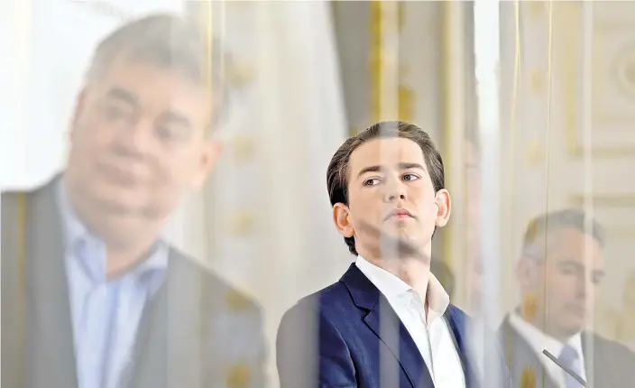  ??  ?? Kanzler Sebastian Kurz mit seinem Vize Werner Kogler und Innenminis­ter Karl Nehammer: Gegenüber Gefährdern wird nun Härte demonstrie­rt, Opfer des Anschlags bekommen Betreuung.