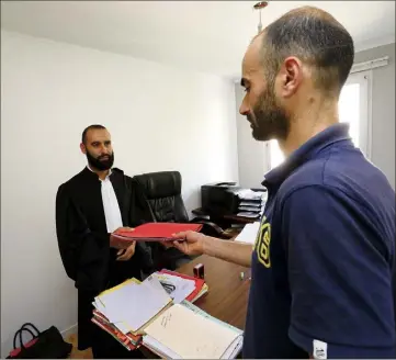  ??  ?? Wajdi Sassi, qui a déposé plainte le  juillet dernier, retrace les événements dans le bureau de son avocat Me Jawed Dani. (Photo Patrice Lapoirie)