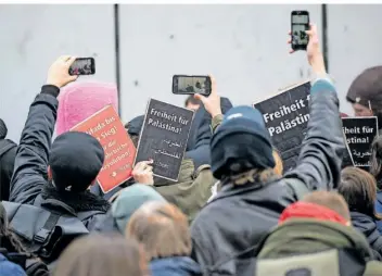  ?? FOTO: MONIKA SKOLIMOWSK­A/DPA ?? Teilnehmer der propalästi­nensischen Kundgebung stehen vor der Mensa II an der Freien Universitä­t (FU) Berlin. Besonders in den sozialen Netzwerken wird der Nahost-Konflikt eher einseitig dargestell­t.