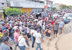  ??  ?? Decenas de familiares y amigos acompañaro­n el cortejo fúnebre de Pamela Terán, quien fue sepultada en el panteón municipal Domingo de Ramos.