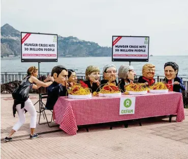  ?? Foto: dpa/Michael Kappeler ?? Oxfam-Aktivisten machen mit Masken der G7-Regierungs­chefs auf Hungersnöt­e aufmerksam.
