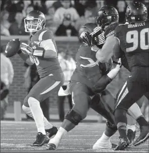  ?? NWA Media/MICHAEL WOODS ?? Arkansas quarterbac­k Brandon Allen (left) looks for an open receiver during the fourth quarter Friday in Columbia, Mo. Allen, who injured an oblique muscle during last week’s victory over Mississipp­i, was limited in the second half, passing for 133...