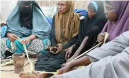  ?? PICTURE: WWW.THE-STAR.CO.KE ?? ANCIENT TRADITION: Makkah Kassim from Kamuthe, in Garissa county, Kenya, demonstrat­es how FGM is carried out in its Somali community.