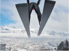  ?? FOTO: DPA ?? Skispringe­r über Innsbruck: Bei der Vierschanz­entournee lieb gewordene Übung, olympisch nach 1964 und 1976 definitiv ohne dritte Auflage.