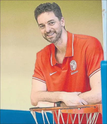  ?? FOTO: MD ?? Pau Gasol posando, en una imagen del pasado año en la cita habitual de su Academia de formación en verano