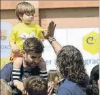  ?? FOTOS: MANEL MONTILLA ?? La inauguraci­ón del Cruyff Court en Sant Guim de Freixenet dejó muchas imágenes y en la mayoría aparece Sasha Piqué, que no se separó ni un instante de su padre