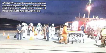  ??  ?? ANGGOTA bomba dan pasukan ambulans semasa menjalanka­n operasi menyelamat anak kapal yang terhidu gas beracun di Pelabuhan Kota Kinabalu, Isnin lalu.