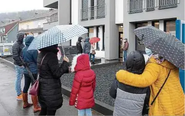  ?? Foto: Guy Jallay ?? Am Laboratori­um von Picken Doheem in Heisdorf standen gestern Morgen um 9 Uhr Eltern mit ihren Kindern Schlange.