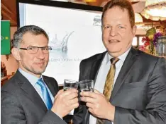  ?? Foto: Widemann ?? Stoßen standesgem­äß mit einem Glas Wasser auf die gute Bilanz der Bayerische­n Rieswasser­versorgung an: Christof Lautner (li.) und Wolfgang Kilian.