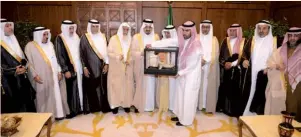  ??  ?? الأمير فيصل بن خالد يتسلم درعا تذكاريا