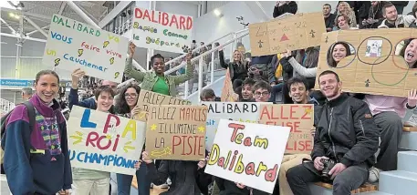  ?? | PHOTO : OUEST-FRANCE ?? Élise Peysson, à gauche, soutenue par les supporters du club de Plérin.