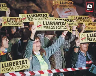  ?? QUIQUE GARCÍA / EFE ?? Protesta. El independen­tismo exigió la libertad de los exmiembros del gobierno regional catalán detenidos ayer.