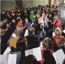  ?? FOTO: DPA ?? Nach einem Schweigema­rsch von der evangelisc­hen Stadtkirch­e trafen sich mehr als 200 Ravensburg Christen vor der Liebfrauen­kirche.