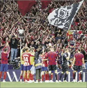  ?? FOTO: GETTY ?? Los jugadores del Atlético, agradecien­do el apoyo de la afición tras un partido