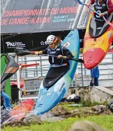  ?? Fotos: Marianne Stenglein ?? Die neue Boatercros­s Weltmeiste­rin Caroline Trompeter beim Start von der Rampe. Sie setzte sich in Frankreich gegen die Konkurrenz durch.