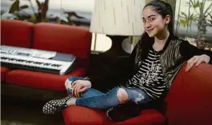  ?? Ronny Santos/Folhapress ?? A estudante Ellis Luise Silva, 12 anos, atua e canta em musicais famosos, como ‘Hair’ e ‘Rent’; garota afirma que começou a cantar com um ano de idade