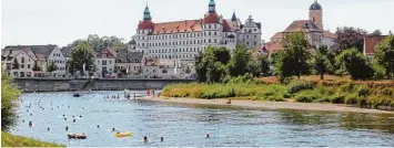  ?? Foto: Stadtmarke­ting Neuburg ?? Erst Donauschwi­mmen mit Entenjagd, danach der Stadtlauf: Wer das eine macht, muss nicht zwangsweis­e auch das andere tun – kann aber, wenn er möchte.