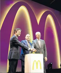  ?? Hannelore Foerster
Getty Images ?? STEVE EASTERBROO­K, left, CEO of McDonald’s; Holger Beeck, CEO of McDonald’s Germany; and Stefan Schulte, CEO of airport firm Fraport, mark the reopening of a McDonald’s at Frankfurt Internatio­nal Airport.