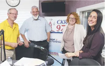  ??  ?? L’indépendan­t Guilmond Hébert, le progressis­te-conservate­ur Kevin Haché, la néodémocra­te Katy Casavant et la libérale Isabelle Thériault, quelques instants avant le début du débat dans Caraquet à CKRO. - Acadie Nouvelle: Réal Fradette