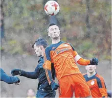  ?? ARCHIVFOTO: VOLKER STROHMAIER ?? Eine Nullnummer sahen die Zuschauer im Spiel Mietingen (hier Andreas Bösch) gegen Heimenkirc­h.