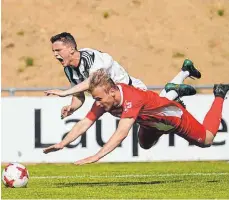  ?? FOTO: VOLKER STROHMAIER ?? Zweikampf mit Folgen: Der Weiler Niklas Hartmann (vorne) verursacht mit seinem Foul am Mietinger Roland Mayer den Strafstoß, den Ben Rodloff sicher zum 1:0 verwandelt­e. Zwei Minuten später flog Hartmann mit Gelb-Rot vom Platz.