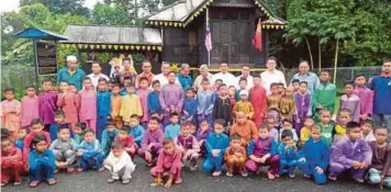  ??  ?? SEBAHAGIAN daripada peserta Program Berkhatan Perdana Umno Bahagian Kulim/Bandar Baharu di Dewan Kampung Lindungan Raja, Sedim,semalam.