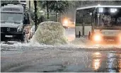  ?? FOTO: MARKUS VAN OFFERN ?? Eine große Wasserfont­äne schoss in Kleve aus dem Überlaufbe­cken.