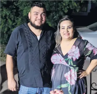  ??  ?? > Nallely Miranda de Espinoza con su esposo, Diego Espinoza Villegas.