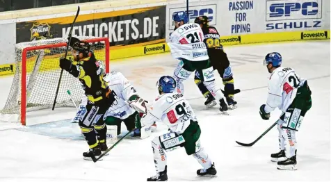  ?? Foto: Osnapix ?? Der Moment der Entscheidu­ng: Krefelds Jacob Berglund trifft in der Verlängeru­ng zum 5:4-Sieg gegen Augsburg. Die Niederlage ändert aber nichts an der besten Hauptrunde einer Panther-Mannschaft in 25 Jahren Deutsche Eishockeyl­iga.