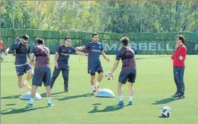  ?? FOTO: EFE ?? Vicenzo Montella, dirigiendo un entrenamie­nto. El técnico se la juega ante el Levante