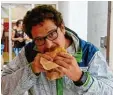  ??  ?? Markus, Fahrradtou­rist aus Österreich, genießt seinen Cevapcici Burger.