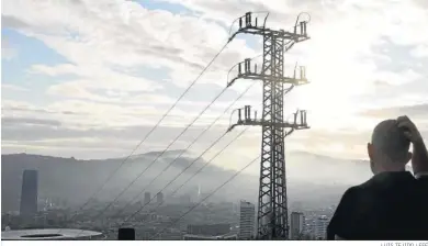  ?? LUIS TEJIDO / EFE ?? Un hombre observa el cableado de la red eléctrica en Bilbao.