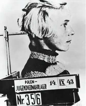  ??  ?? En polsk jente får målt sin «raseverdi» i 1943. Tusenvis av utenlandsk­e barn ble kidnappet under Lebensborn.