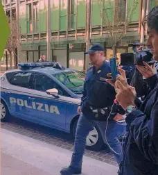  ?? LAPRESSE/ANSA ?? Il dirupo da cui si è lanciato Gabriele Sorrentino e il palazzo in cui sono stati uccisi i bimbi