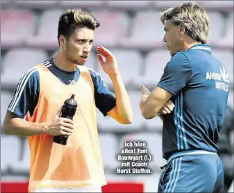  ??  ?? Ich höre alles! Tom Baumgart (l.)mit Coach Horst Steffen.