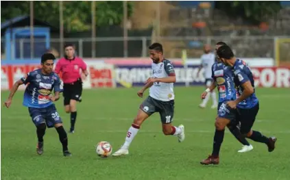  ?? MELISSA FERNÁNDEZ ?? El volante de Saprissa Marvin Angulo (10) fue el principal jugador de Wálter Centeno en el campo en el Allen Riggioni, ayer. El creativo se fue de doblete.