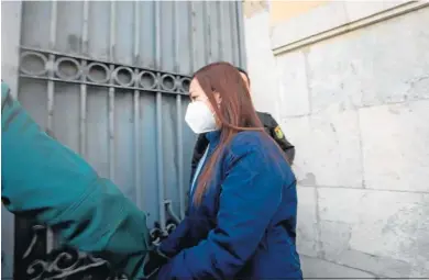  ?? LOURDES DE VICENTE ?? La acusada a su llegada a la Audiencia Provincial de Cádiz.