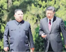  ??  ?? ► Kim Jong Un y Xi Jinping el martes, en Dalian.