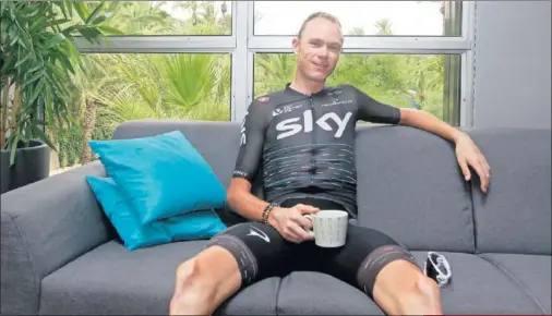  ??  ?? COMO EN CASA. Chris Froome posa para AS en uno de los sofás que hay en el motorhome del Sky.