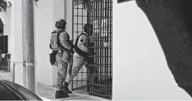  ?? ?? Elementos de la Guardia Nacional y del Ejército entran a la clínica privada para asegurar que no se escondiera ninguna persona que portara armas de fuego.