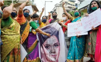  ?? — PTI ?? Women Shiv Sena workers burn effigy of Bollywood actress Kangana Ranaut in Mumbai on Friday.