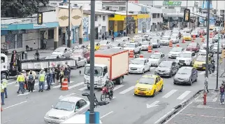  ?? ÄLEX LIMA / EXPRESO ?? Circulació­n. Un promedio de 4.500 vehículos es la carga que soporta la avenida Quito cada hora.